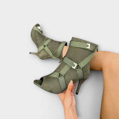 Eleganta Absatz sandal med sömmar