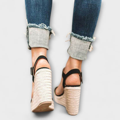Benita - Stilvolle Damenschuhe mit Gürtel 
