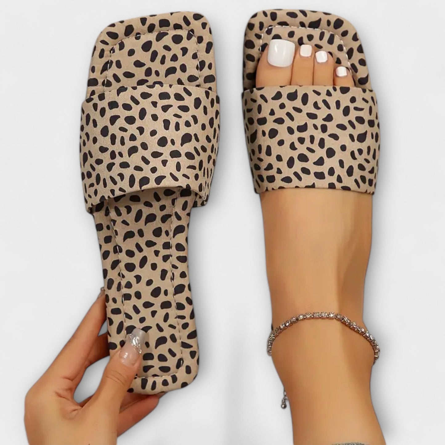 Flache-toffel med leopardmonster