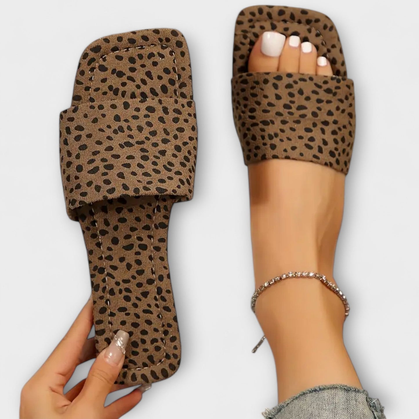 Flache-toffel med leopardmonster
