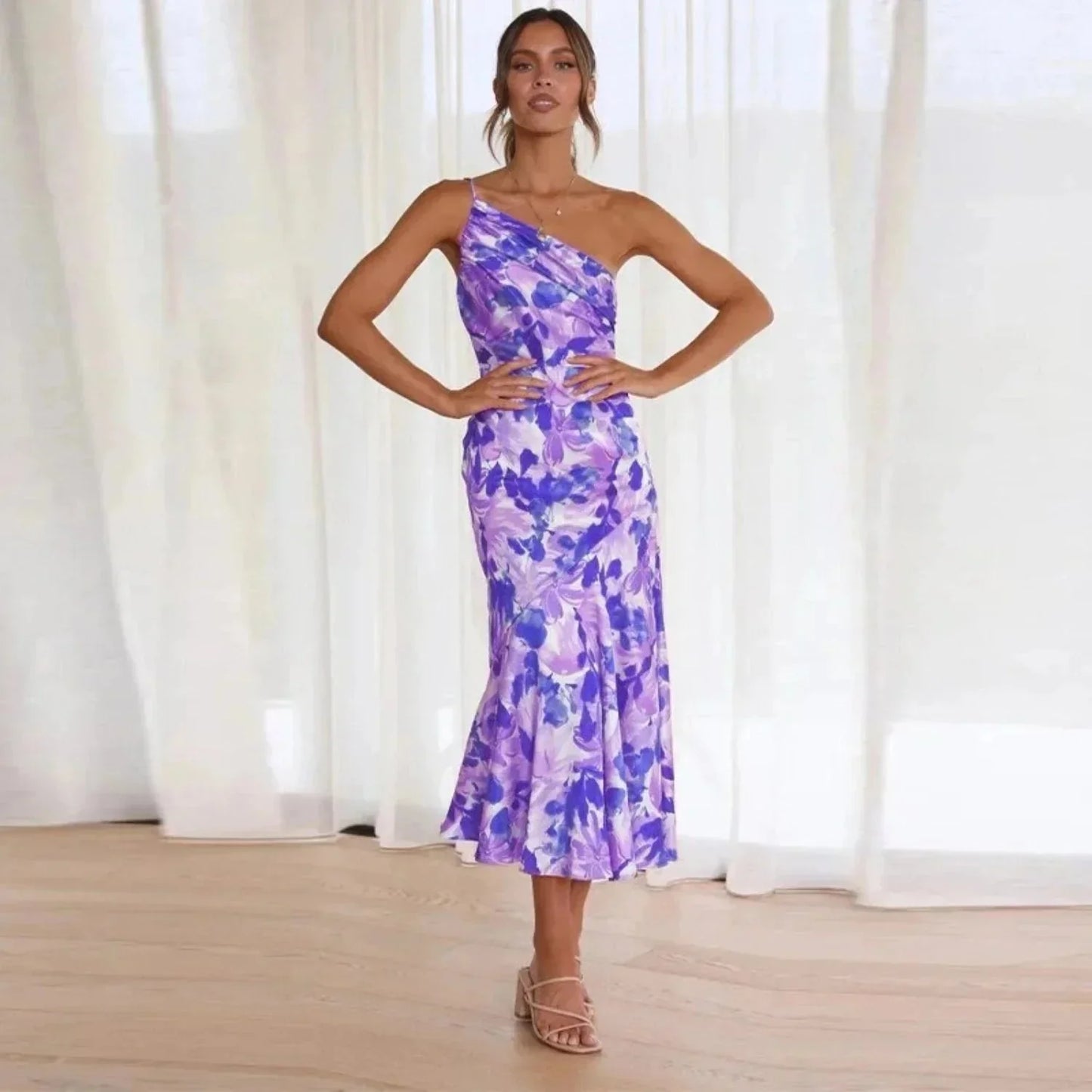 Jenny | Snygg sommarklänning med blommigt tryck 